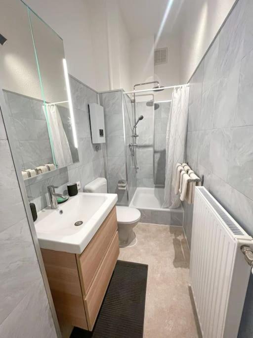 Modern Cozy Apt. -With 2 Tv, Netflix And Work Desk Essen Luaran gambar